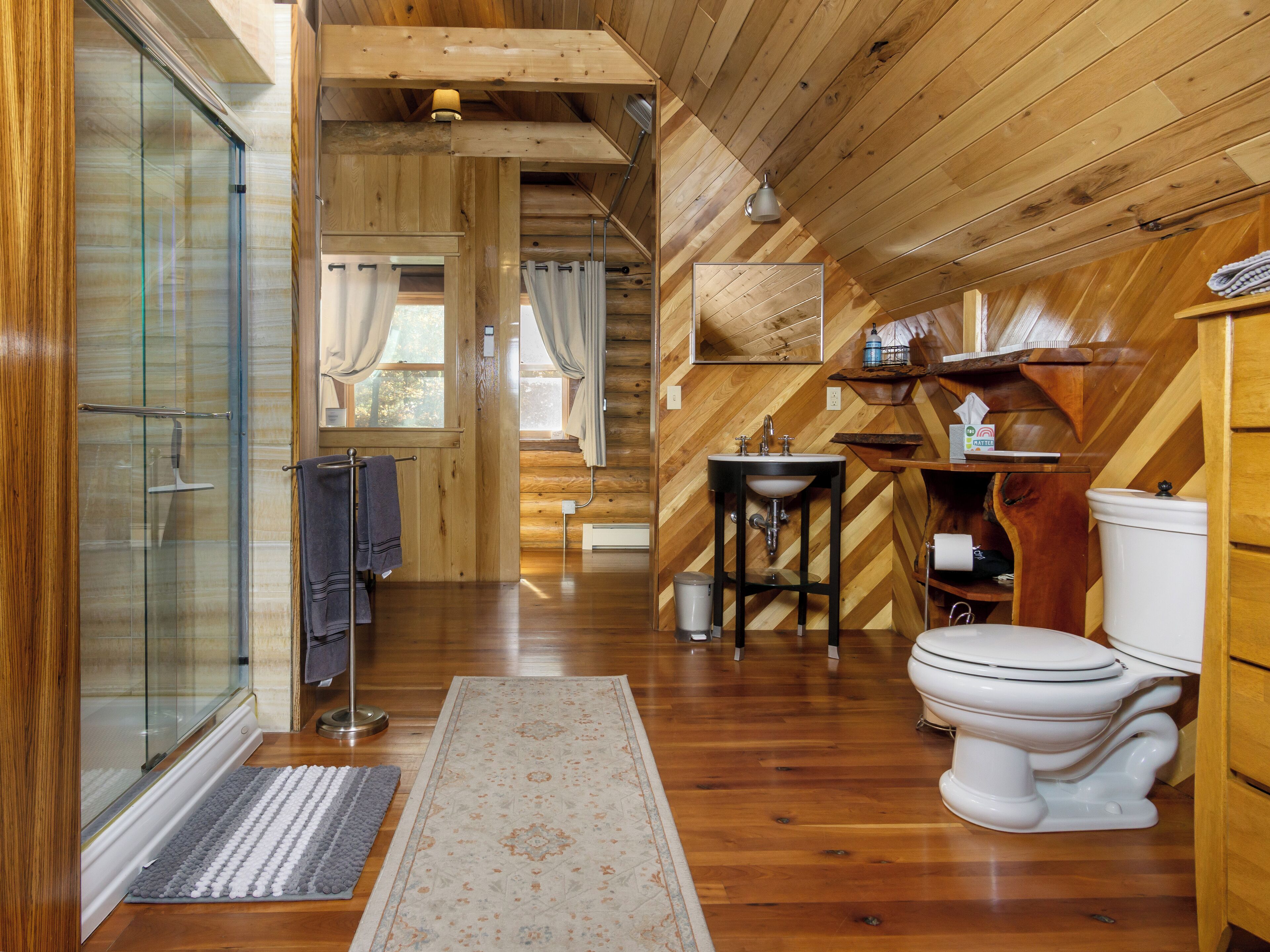 Douche, sèche-cheveux, bidet, serviettes fournies