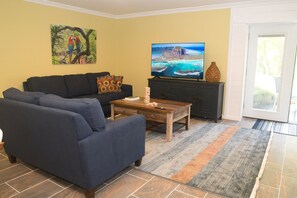 Smart TV, books, computer monitors - Modern Log Home Retreat and Yoga Studio, Minutes from Ithaca and Colleges (Spencer)