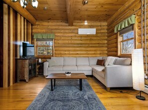 Una Smart TV, libros, una pantalla de ordenador