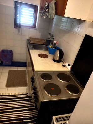 Kühlschrank, Ofen, Herdplatte, Kochgeschirr/Geschirr/Besteck