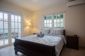 2 bedrooms, iron/ironing board, travel cot, free WiFi -
Villa in a Gated Community Noord (Noord)