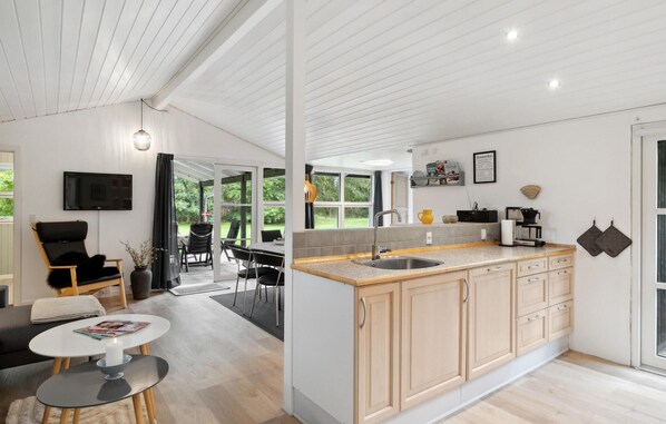 Fridge, oven, dishwasher, coffee/tea maker - Lovely home in Strandby with kitchen (Strandby)