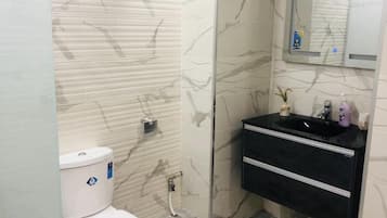 Boblebadekar, hårtørrer, bidet, håndklæder