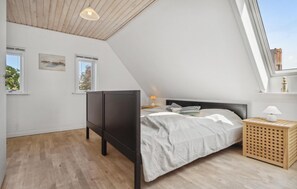 4 bedrooms, iron/ironing board, free WiFi