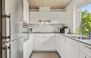 Refrigerador, microondas, cafetera y tetera y utensilios de cocina 