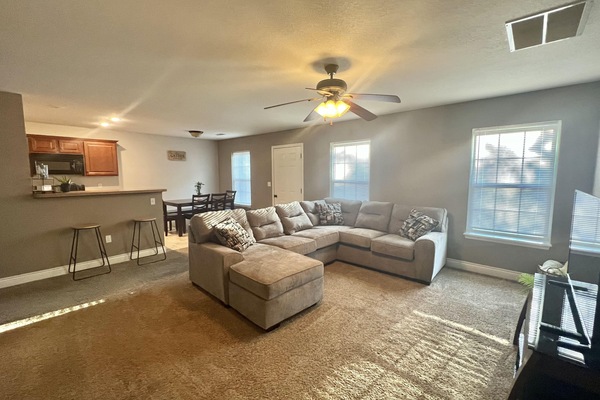 Smart-TV, DVD-Player, Bücher, Arbeitsbereiche