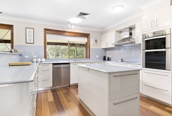 Refrigerador, microondas, horno, placa de cocina