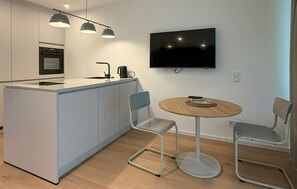 Réfrigérateur, micro-ondes, plaque de cuisson, lave-vaisselle