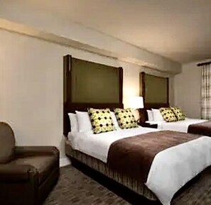 3 bedrooms, iron/ironing board, WiFi, bed sheets - Cozy ski retreat with gondola located in front and across from Harrah’s casino.  (South Lake Tahoe)