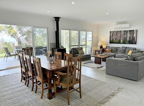 TV connectée, cheminée, livres