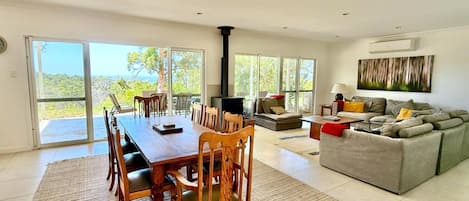 智能电视、壁炉、书