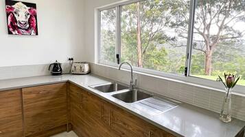 Køleskab, mikrobølgeovn, ovn, kogeplade