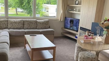 House, 2 Bedrooms, Patio | Living area | Books