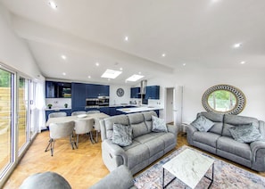TV - Superb bespoke lodge with four bedrooms sleeping up to ten people. (Laceby)