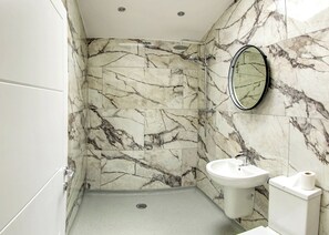 Unclassified image, 4 of 14, button - Superb bespoke lodge with four bedrooms sleeping up to ten people. (Laceby)