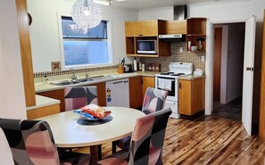 Fridge, microwave, oven, stovetop - Ahuriri Escape - Home Away Home, Entire Bungalow (Napier)