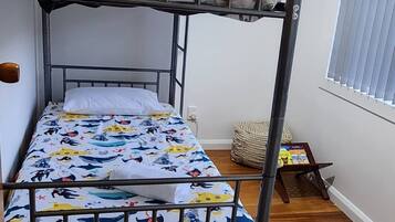 4 bedrooms, iron/ironing board, WiFi, bed sheets