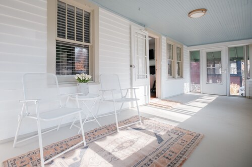 Elegant Family/Pet Friendly Cottage in Coveted Clark Park