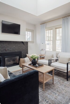 Smart TV y chimenea 