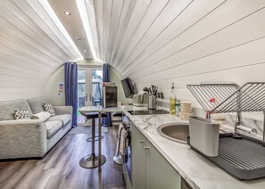 Réfrigérateur, un four, surface de cuisson, grille-pain