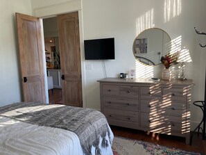 7 bedrooms, iron/ironing board, WiFi, bed sheets