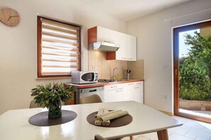 Fridge, microwave, stovetop, dishwasher - Holiday apartment with a beautiful garden for shared use (Vinkuran)