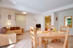 TV - Holiday apartment with a beautiful garden for shared use (Vinkuran)