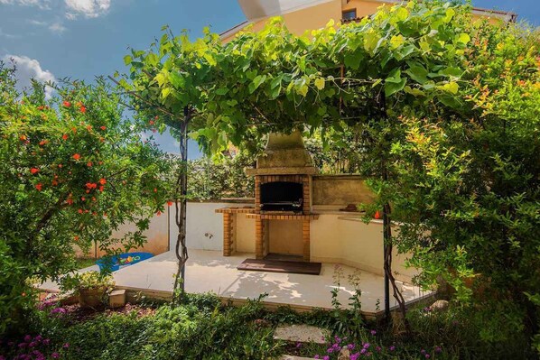 Terrace/patio - Holiday apartment with a beautiful garden for shared use (Vinkuran)