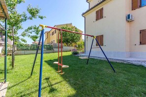 Children’s area - Holiday apartment with a beautiful garden for shared use (Vinkuran)