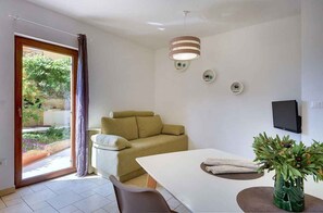 TV - Holiday apartment with a beautiful garden for shared use (Vinkuran)