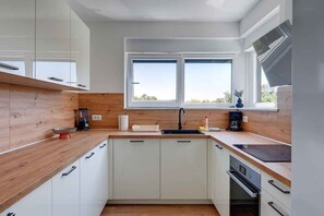 Réfrigérateur, un four, surface de cuisson, lave-vaisselle