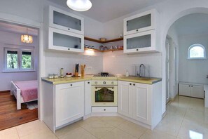 ثلاجة، فرن، موقد طهي مسطح، غسالة أطباق