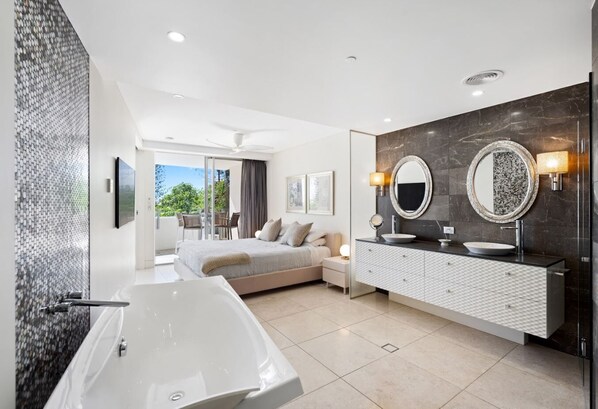 Luxury Apartment, 2 Bedrooms, Partial Ocean View, Poolside | Bathroom | Towels