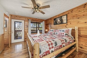 4 dormitorios, escritorio, tabla de planchar con plancha y cuna de viaje