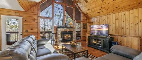 Smart TV, chimenea, futbolito, libros