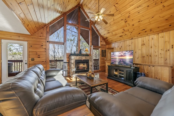 Smart TV, fireplace, foosball, books - Spacious Cabin-Pet Stay Free-Hot Tub-Resort Pool-Game Room-Minutes to Dollywood (Sevierville)