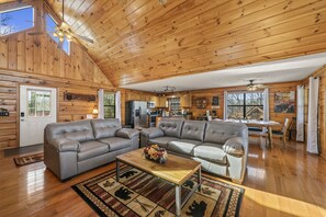 Smart TV, fireplace, foosball, books - Spacious Cabin-Pet Stay Free-Hot Tub-Resort Pool-Game Room-Minutes to Dollywood (Sevierville)
