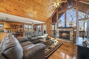 Una Smart TV, una chimenea, un futbolín, libros