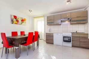 Fridge, oven, stovetop, dishwasher - Holiday apartment mit Terrasse und Klimaanlage (Pomer)