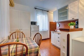 Fridge, stovetop - Studio mit Terrasse und Klimaanlage (Pomer)