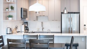Kondominium | Dapur pribadi | Mesin pembuat kopi/teh, lemari es besar, microwave, dan oven