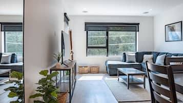 Condo | Área de estar | TV de tela plana 40 polegadas com canais digitais