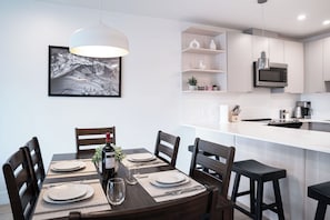 Condo | In-room dining - The Grizzly Basin by Revelstoke Vacation (Revelstoke)