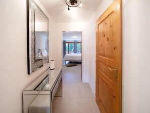 1 bedroom, desk, internet