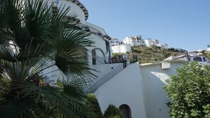 A coastal building with a curved facade, a staircase leading to an upper level, and a clear view of the sea. - Villa LOS TULIPANES in Monte Pego (Pego)