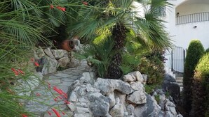 A stone pathway leading to a white building with a metal railing. - Villa LOS TULIPANES in Monte Pego (Pego)