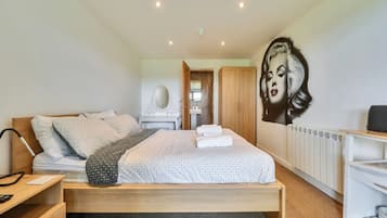 Iron/ironing board, WiFi, bed sheets