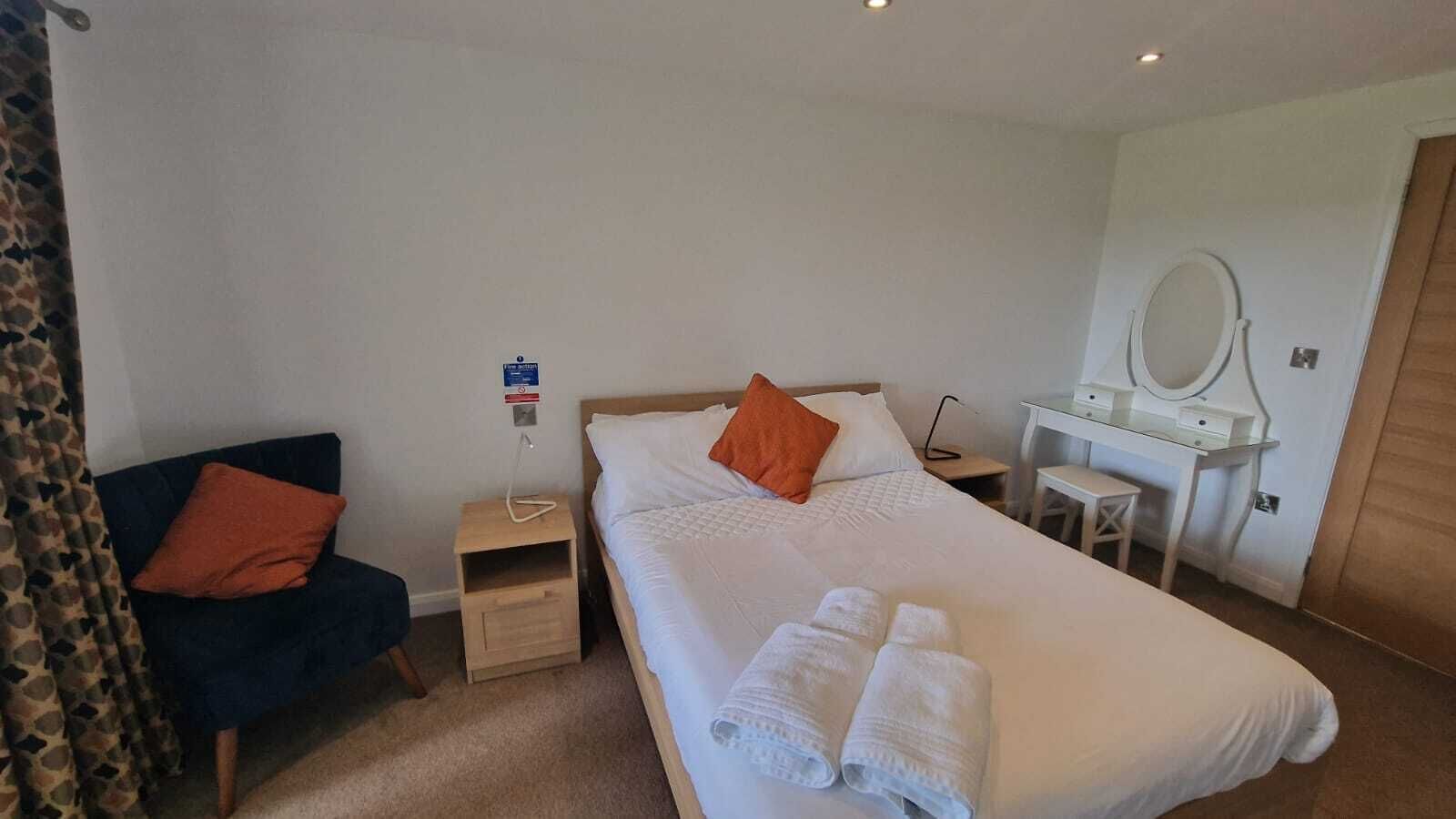 Een strijkplank/strijkijzer, wifi, beddengoed