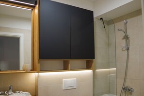Combined shower/bathtub, hair dryer, towels - Apartment Sleeps 4 with Sea View (Rijeka)