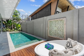 8 outdoor pools